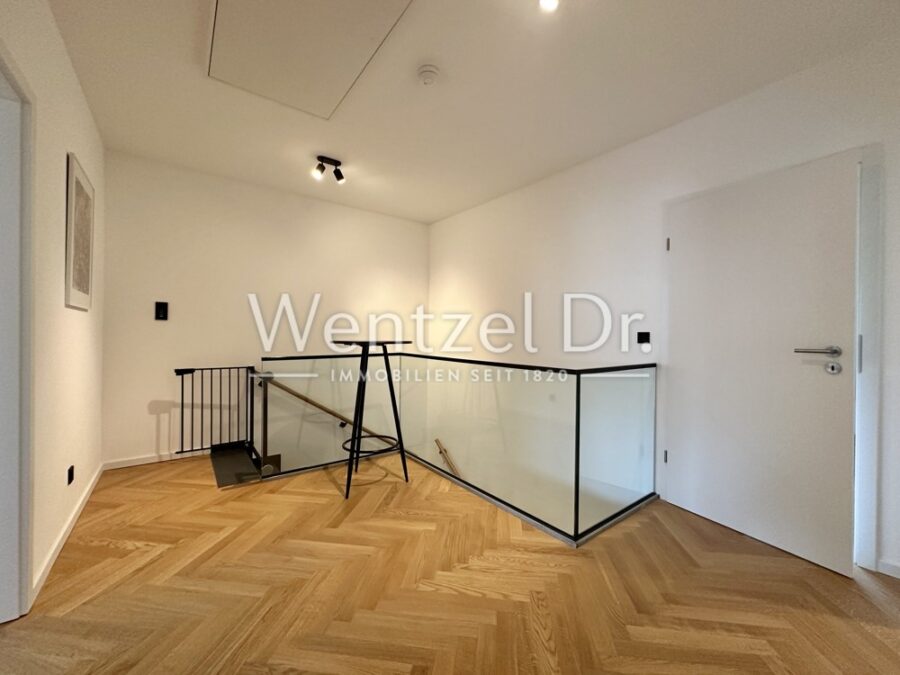 Exklusivität trifft auf höchsten Wohnkomfort - Maisonette- Wohnung im Herzen von DA-Bessungen! - Flur oben