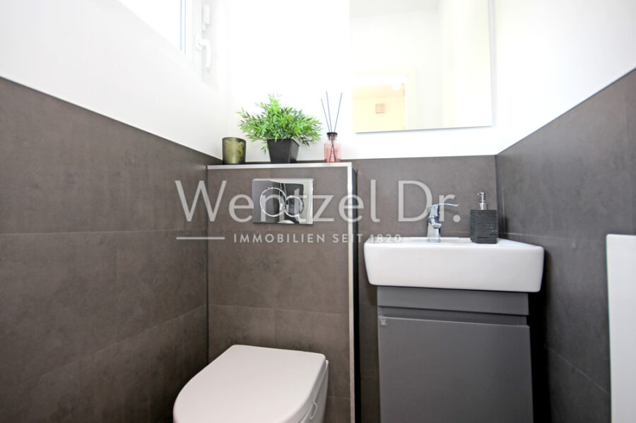 PROVISIONSFREI für Käufer – Hochwertig saniertes Reihenhaus mit Vollkeller in ruhiger Wohnlage - Badezimmer