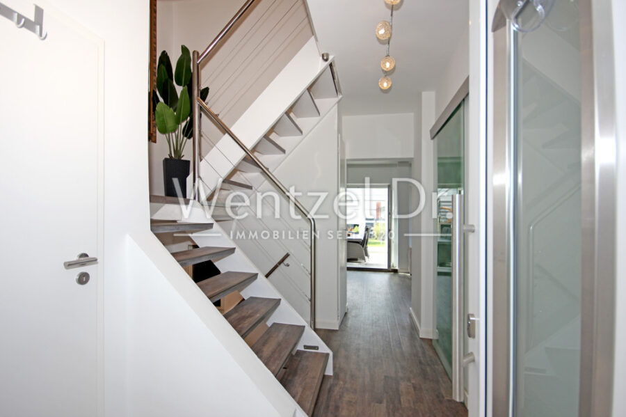PROVISIONSFREI für Käufer – Hochwertig saniertes Reihenhaus mit Vollkeller in ruhiger Wohnlage - Eingangsbereich