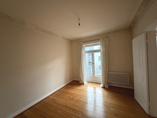 Stilvolle Altbauwohnung mit viel Charme und gr. Wohnküche! - Wohnbereich mit Balkonzugang