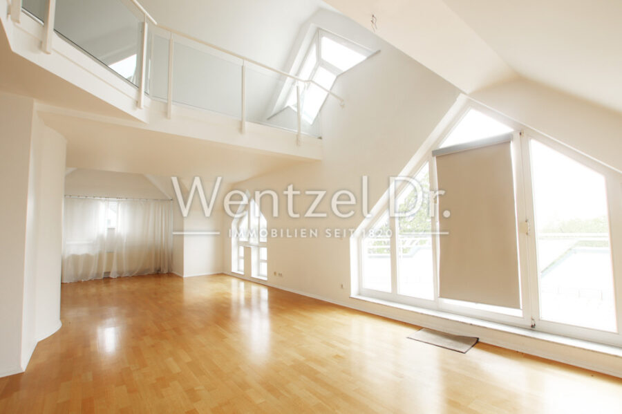 Lichtdurchflutete Maisonette-Wohnung mit Balkon in Wiesbaden-Sonnenberg zu verkaufen - Wohnzimmer