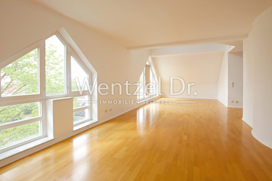 Lichtdurchflutete Maisonette-Wohnung mit Balkon in Wiesbaden-Sonnenberg zu verkaufen - Wohnzimmer