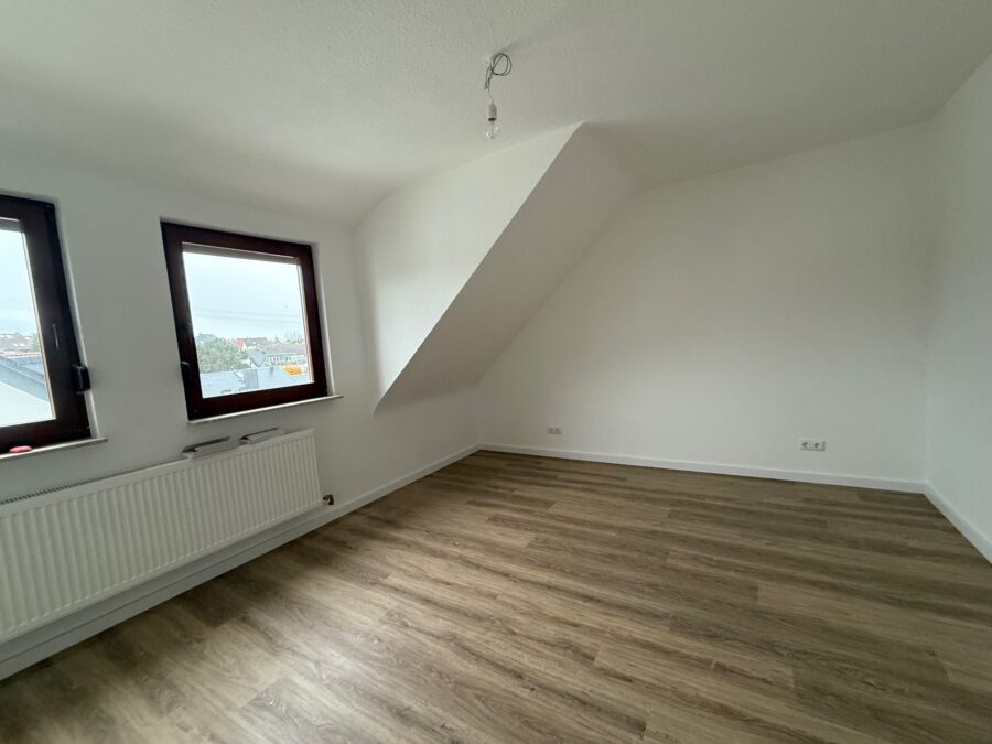 Erstbezug nach Sanierung !! Tolle, großzügige Dachgeschoß-Wohnung 2ZKB in Eltville - Schlafzimmer