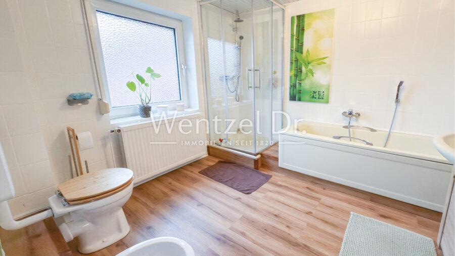 Schöne Doppelhaushälfte in ruhiger Feldrandlage in Blumenthal – sofort bezugsfertig! - Badezimmer DG.